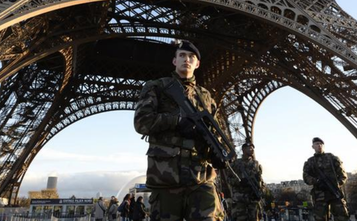فرنسا: مسلح يخطف رهائن للحديث مع وزير العدل